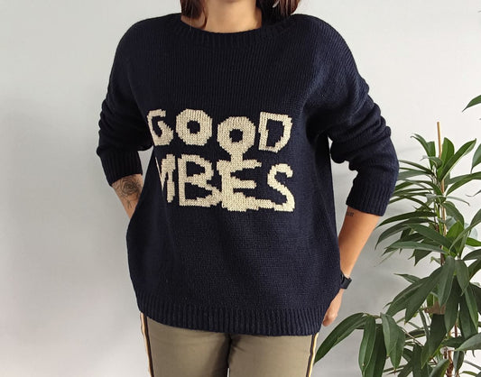 Pull mailles bleu marine inscription “good vibes” doré