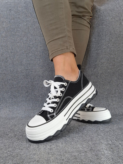 Chaussures baskets noires et blanches semelles plate-forme tout terrain style converse