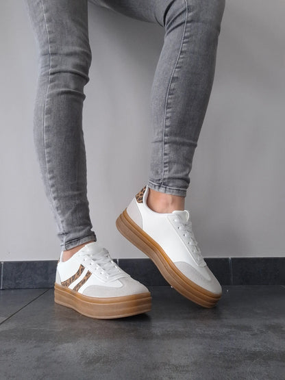 Chaussures baskets basses blanches légèrement compensées style campus léopard