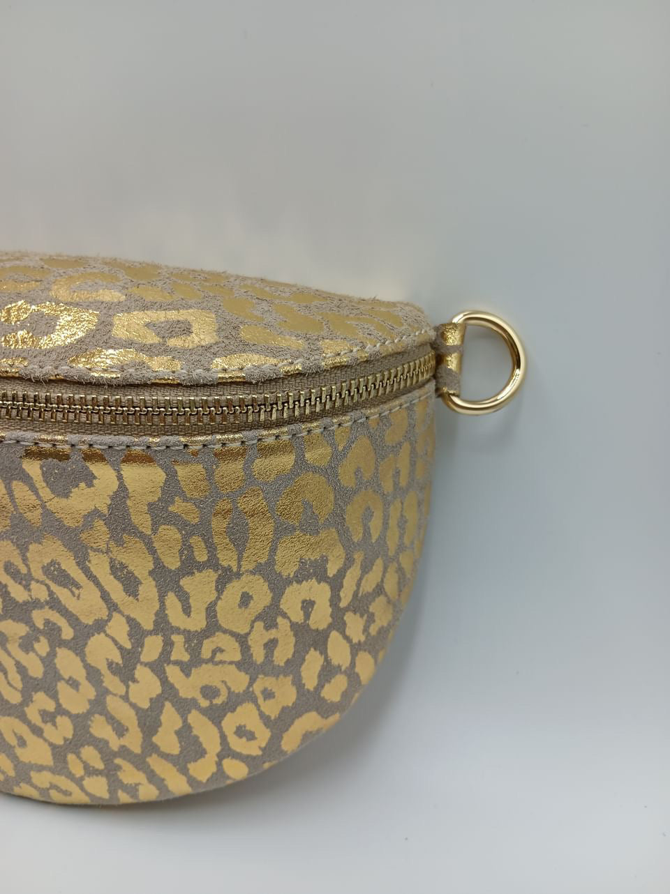 Sac banane croûte de cuir motif léopard doré 1 poche