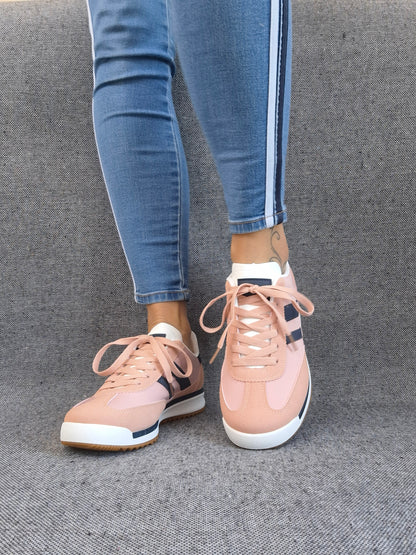 Chaussures baskets basses roses et bleues style sneakers