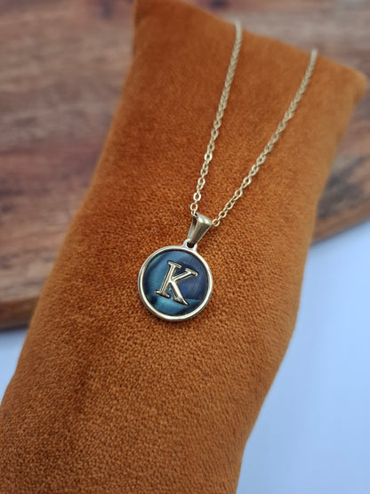 Collier chaine avec lettre de l’alphabet au choix fond irisé bleu