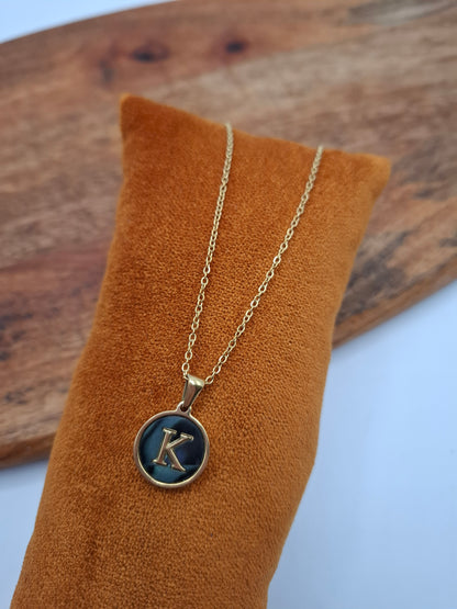 Collier chaine avec lettre de l’alphabet au choix fond irisé bleu