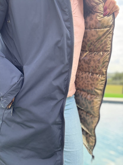 Melya Melody - Manteau long réversible et imperméable matelassé bleu marine/léopard