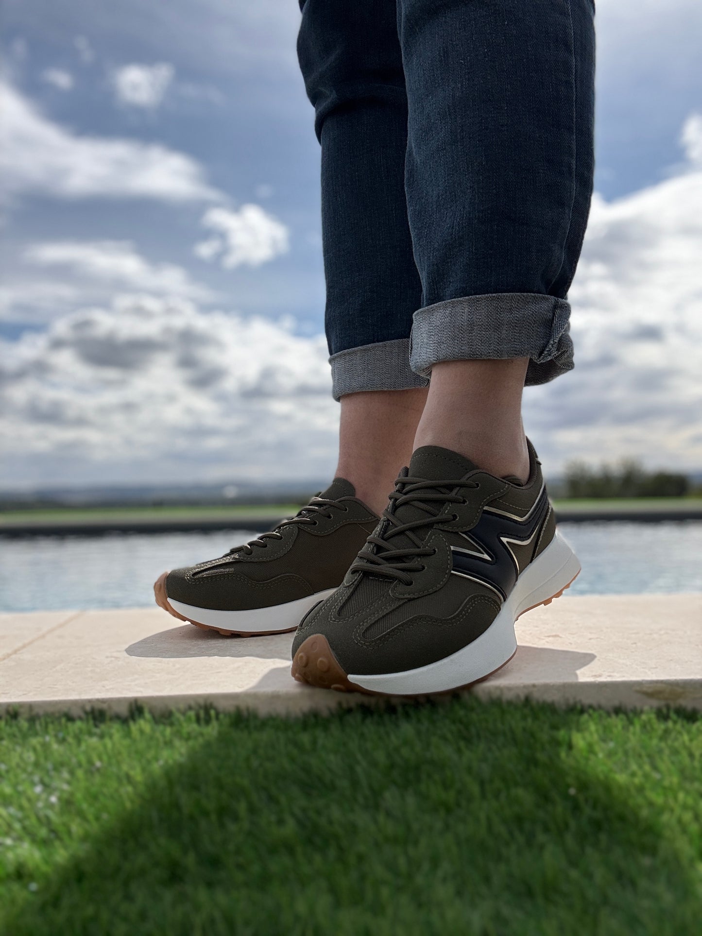 Chaussures baskets en tissu vert kaki motif bleu marine style sneakers