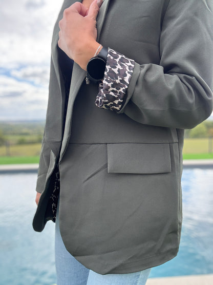 Veste blazer vert kaki avec détails léopard