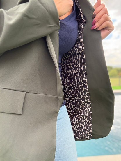 Veste blazer vert kaki avec détails léopard