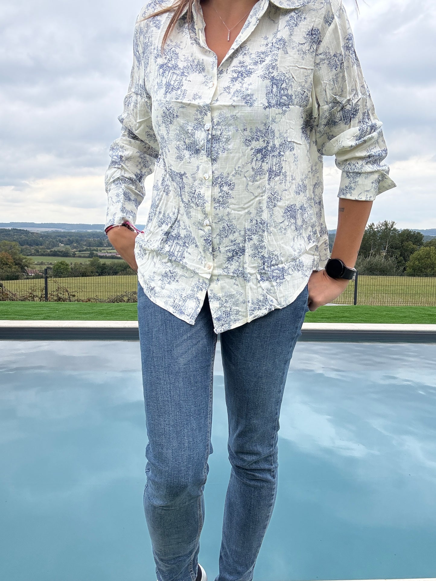 Chemise coton manches longues blanche avec motifs bleu marine