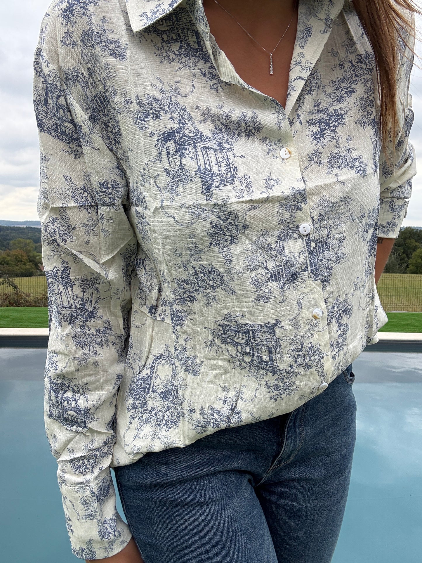 Chemise coton manches longues blanche avec motifs bleu marine