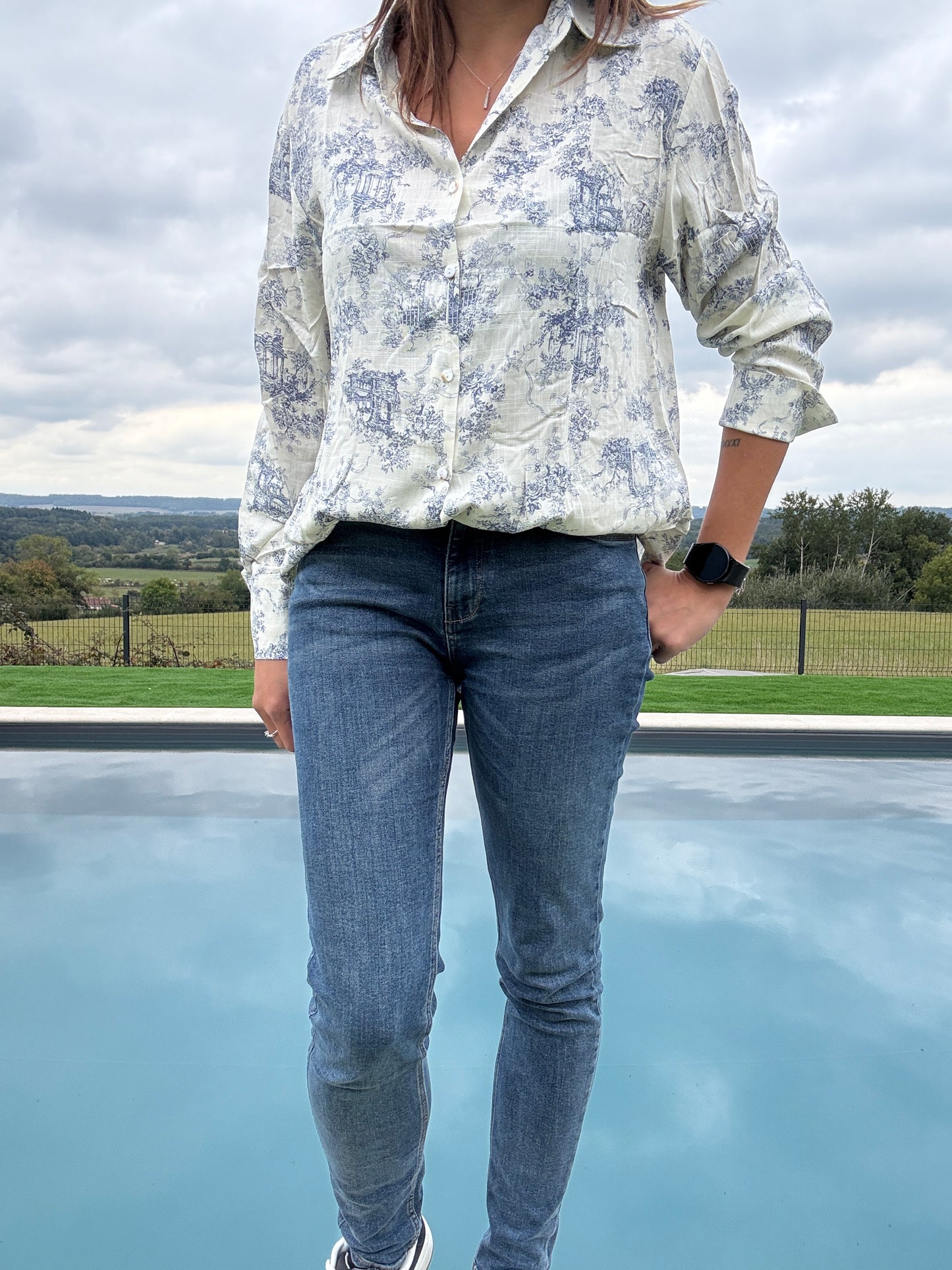 Chemise coton manches longues blanche avec motifs bleu marine