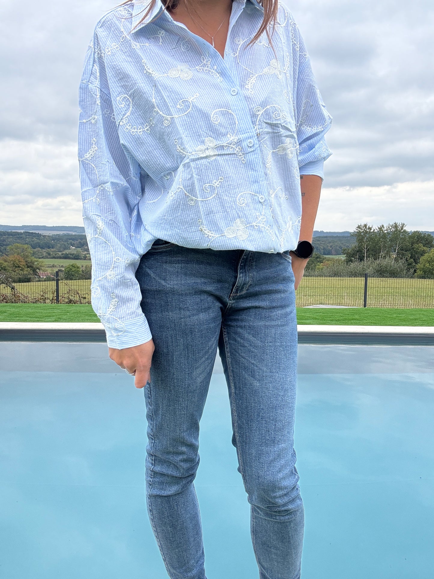 Chemise coton manches longues bleu clair avec motifs blancs