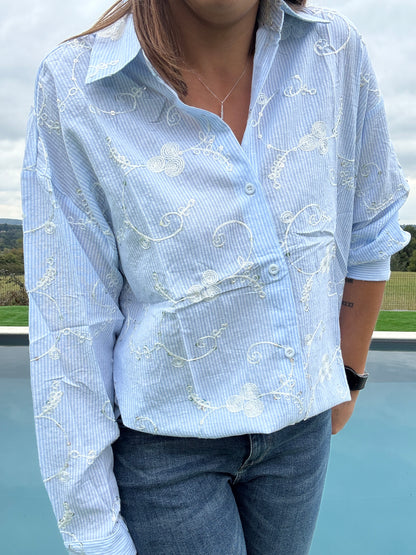 Chemise coton manches longues bleu clair avec motifs blancs