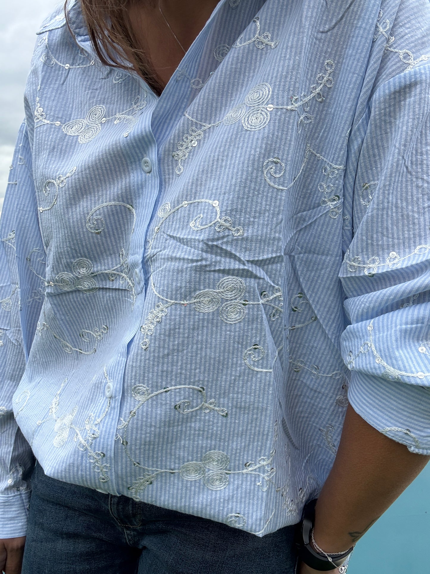 Chemise coton manches longues bleu clair avec motifs blancs