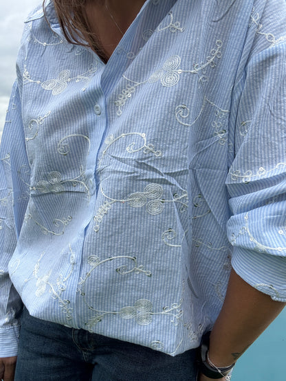 Chemise coton manches longues bleu clair avec motifs blancs