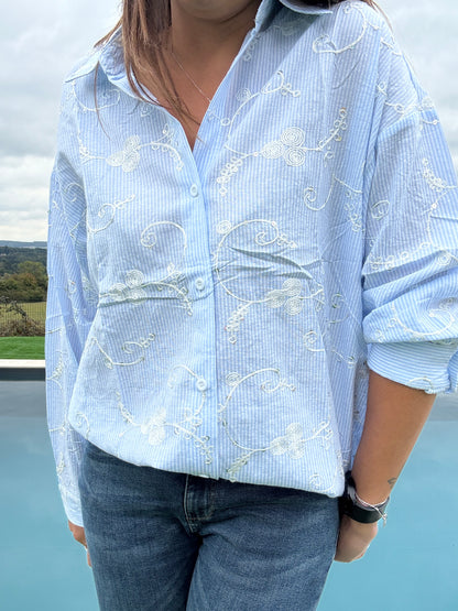 Chemise coton manches longues bleu clair avec motifs blancs