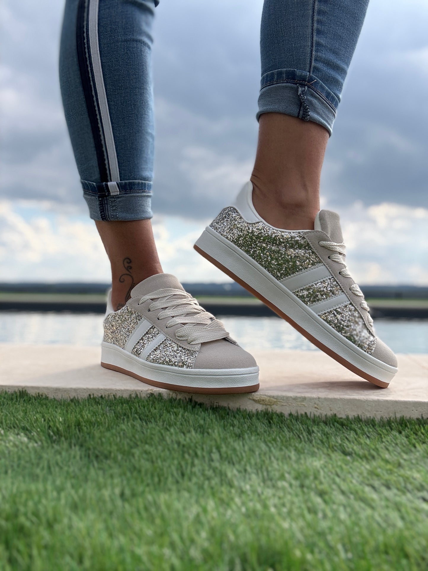 Chaussures baskets gold argenté à paillettes bandes blanches style campus