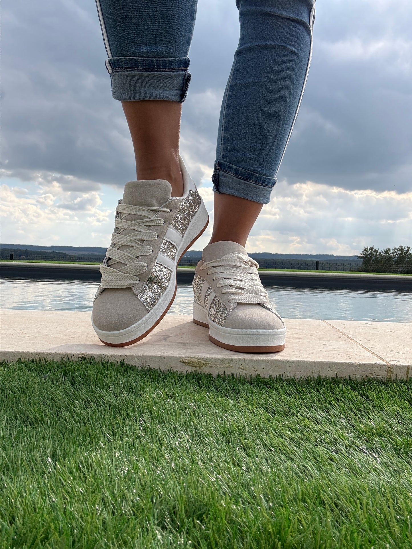 Chaussures baskets gold argenté à paillettes bandes blanches style campus