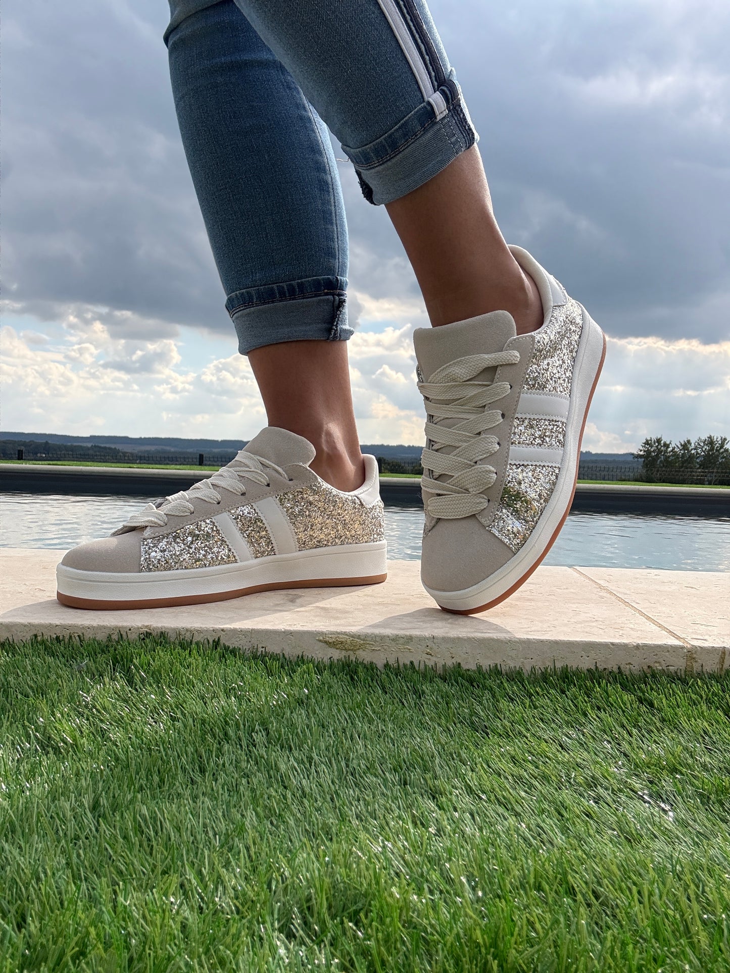 Chaussures baskets gold argenté à paillettes bandes blanches style campus