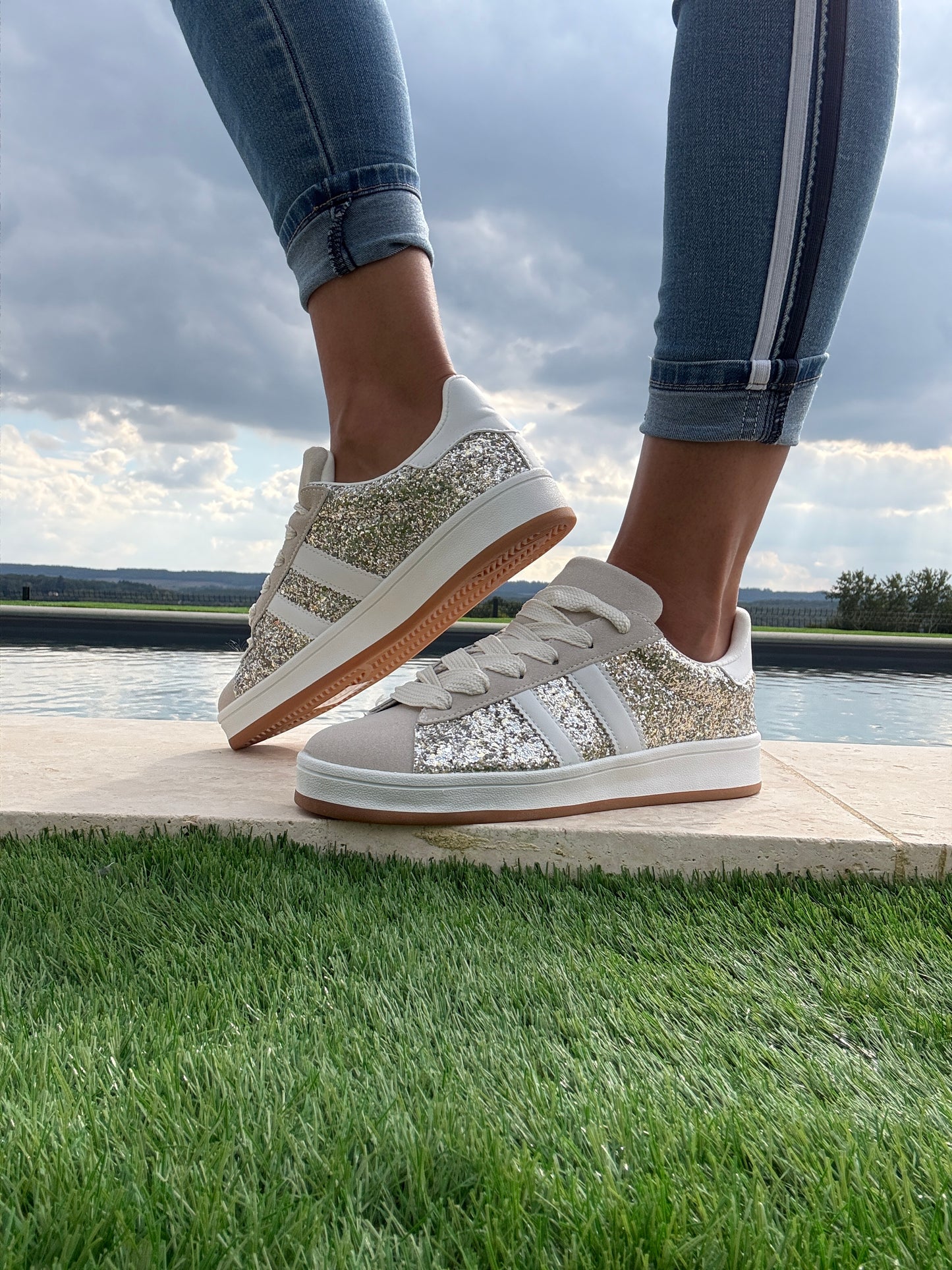 Chaussures baskets gold argenté à paillettes bandes blanches style campus