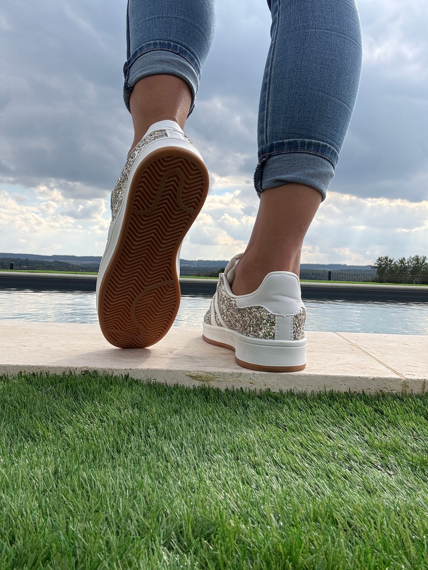 Chaussures baskets gold argenté à paillettes bandes blanches style campus