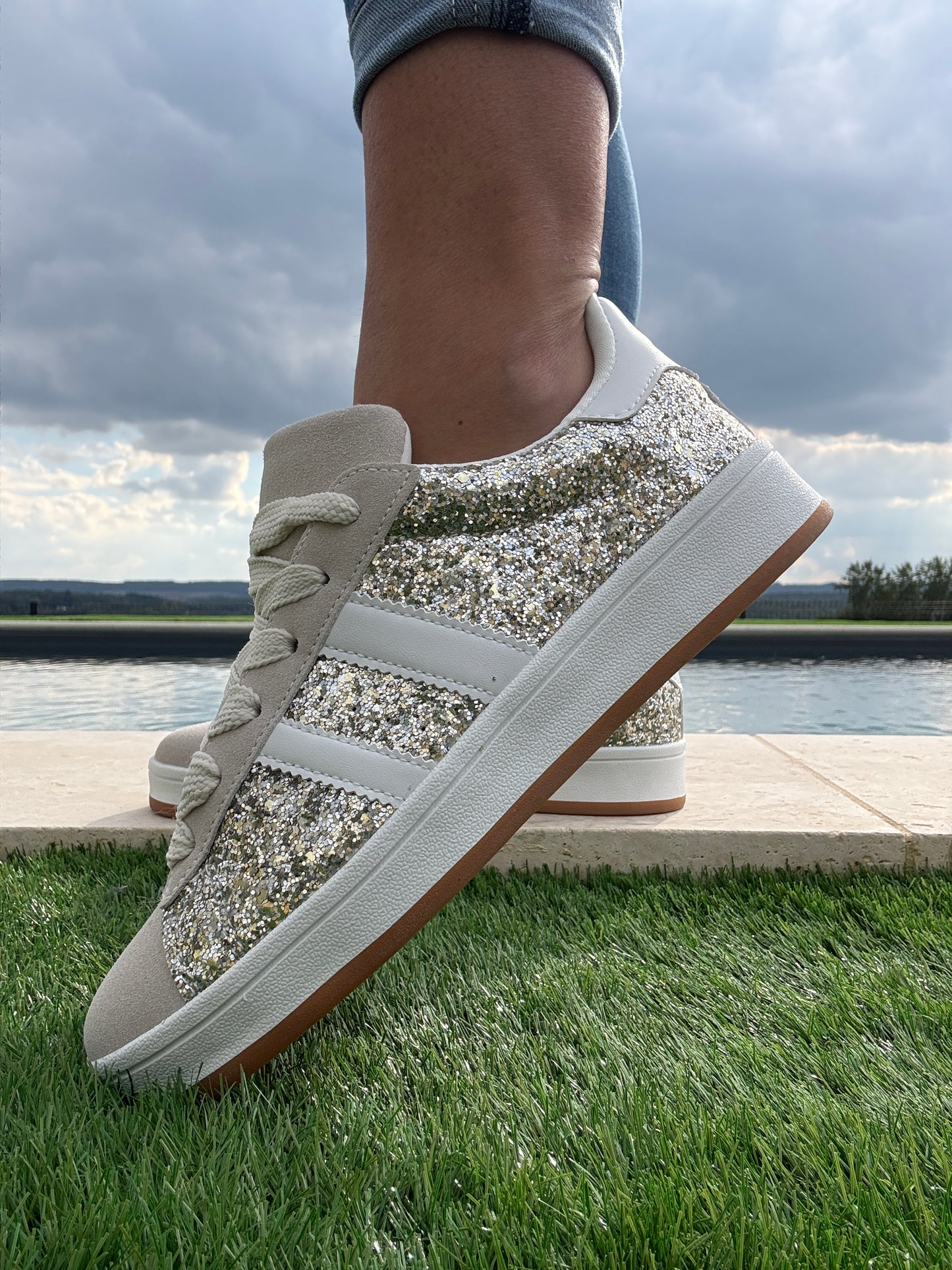 Chaussures baskets gold argenté à paillettes bandes blanches style campus