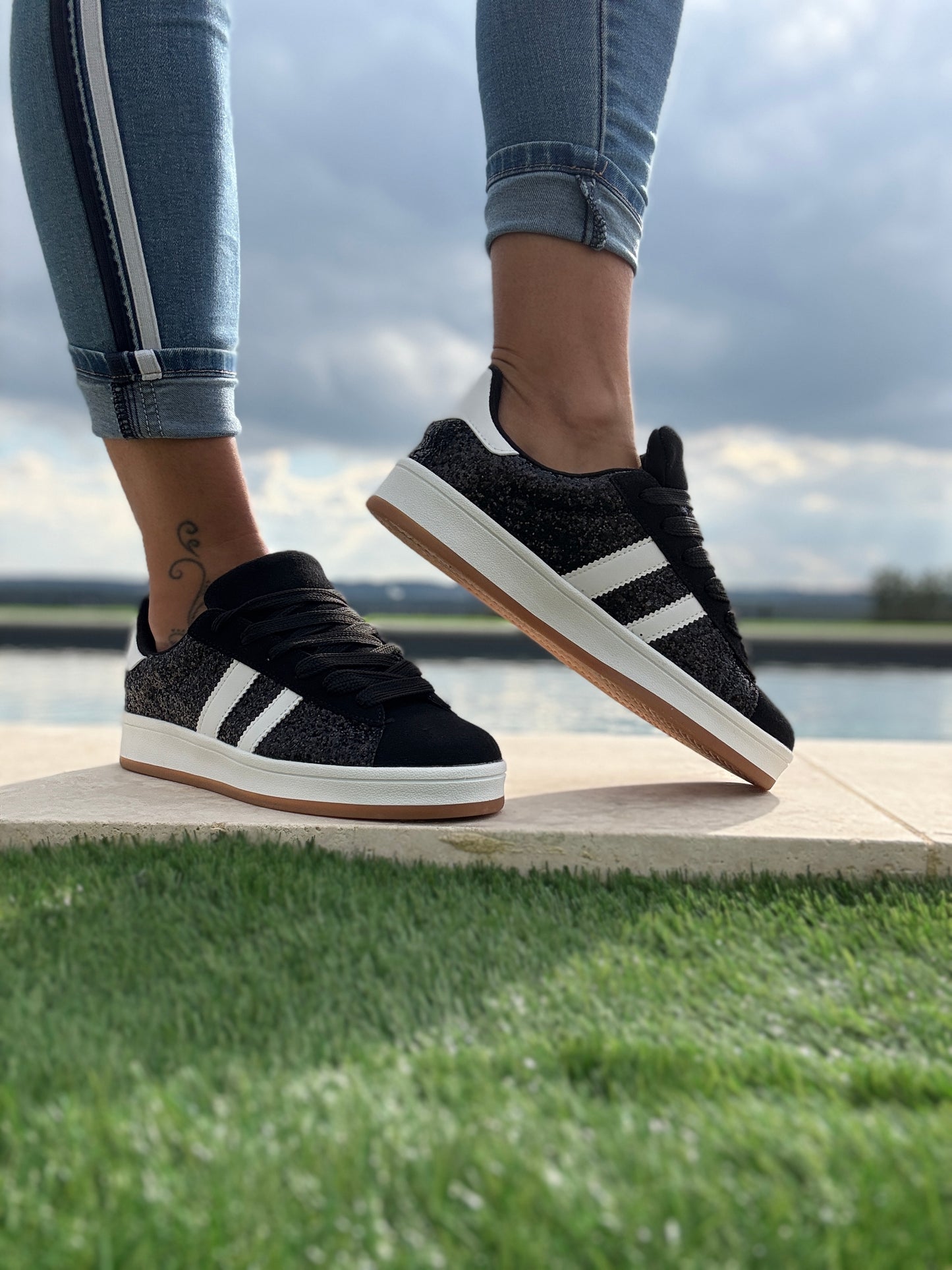 Chaussures baskets noires à paillettes bandes blanches style campus