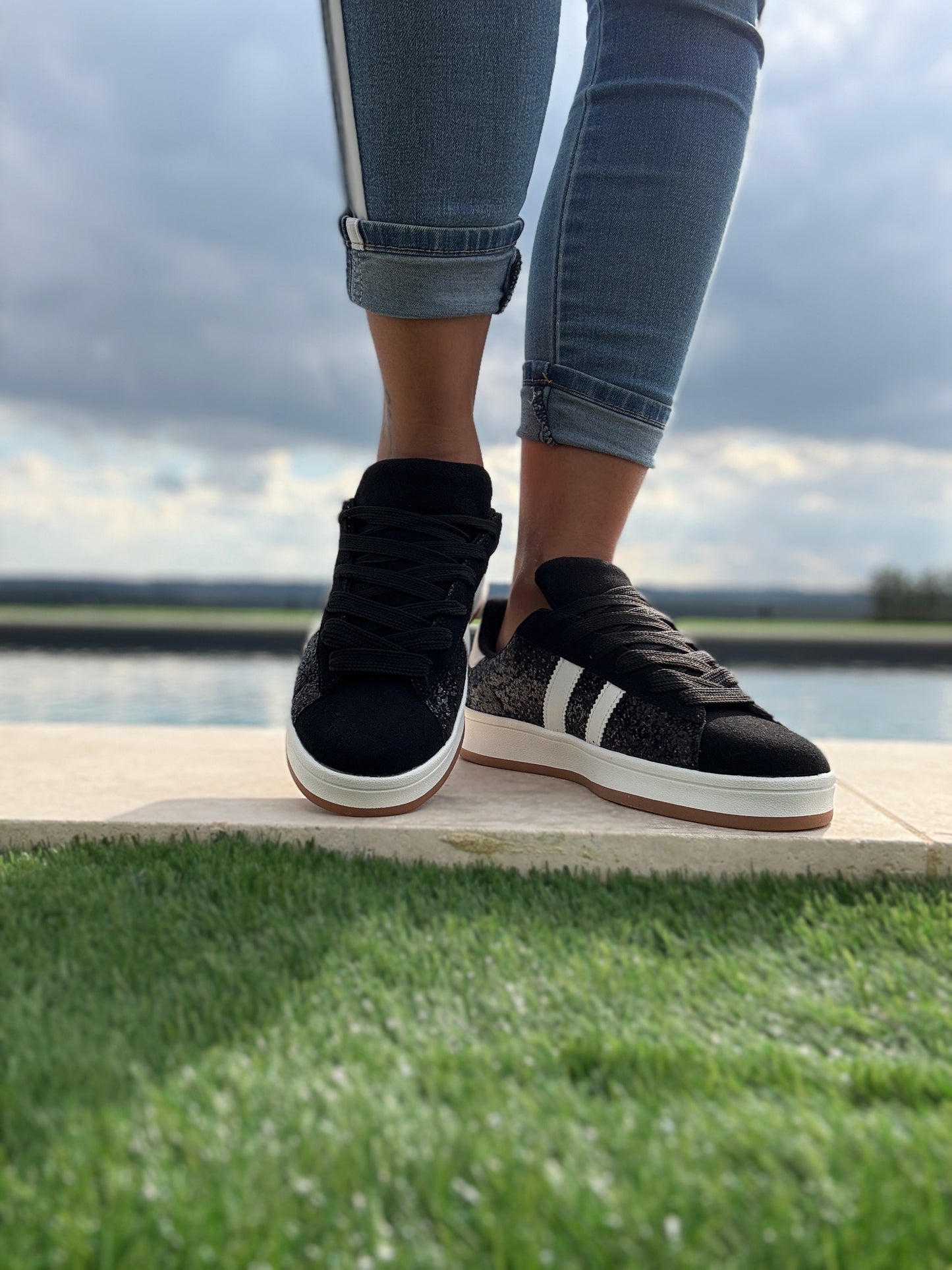 Chaussures baskets noires à paillettes bandes blanches style campus
