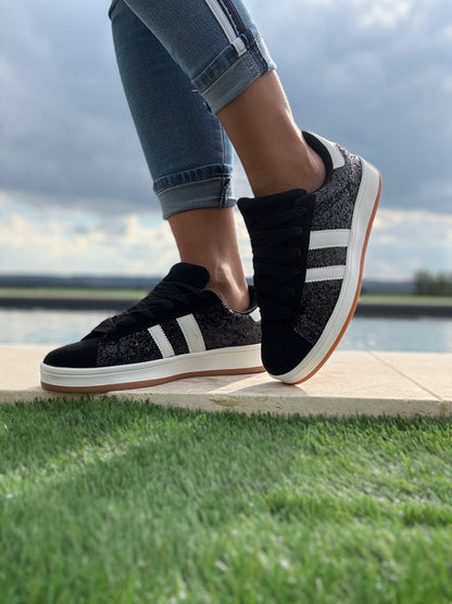 Chaussures baskets noires à paillettes bandes blanches style campus
