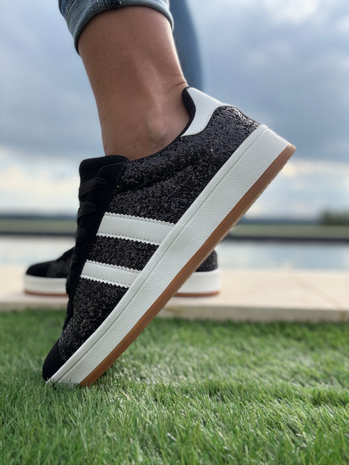 Chaussures baskets noires à paillettes bandes blanches style campus