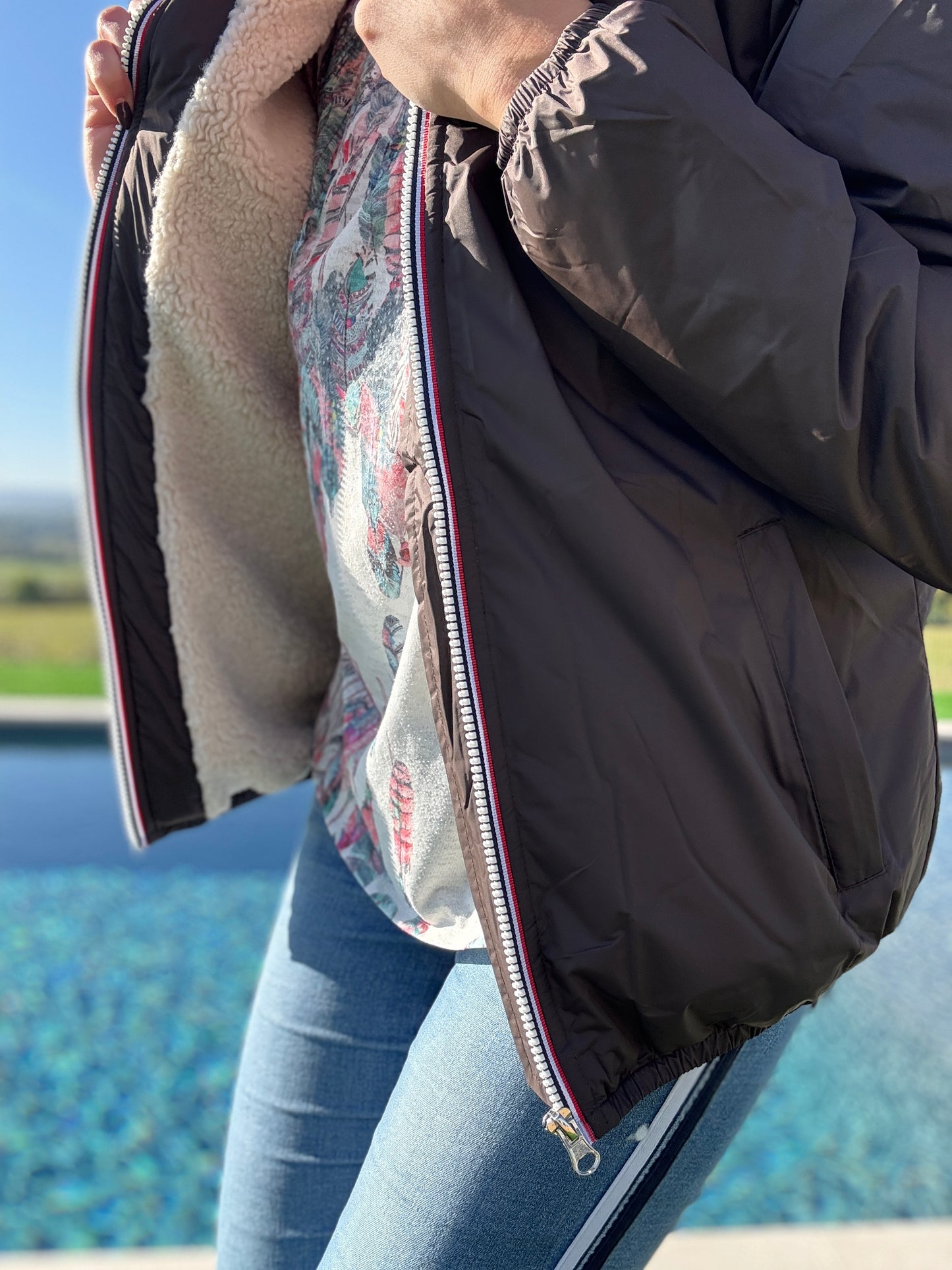 Laura Jo - Imperméable fourré court fausse fourrure marron chocolat intérieur imitation sherpa beige
