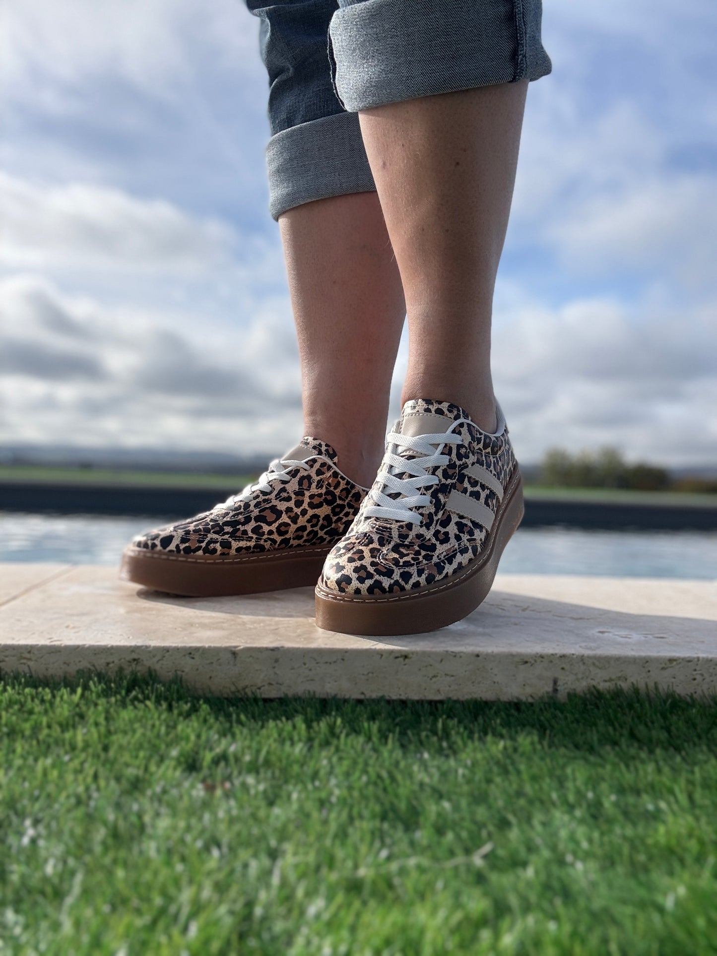 Chaussure baskets basses légèrement compensées motifs léopard avec deux bandes beige style campus