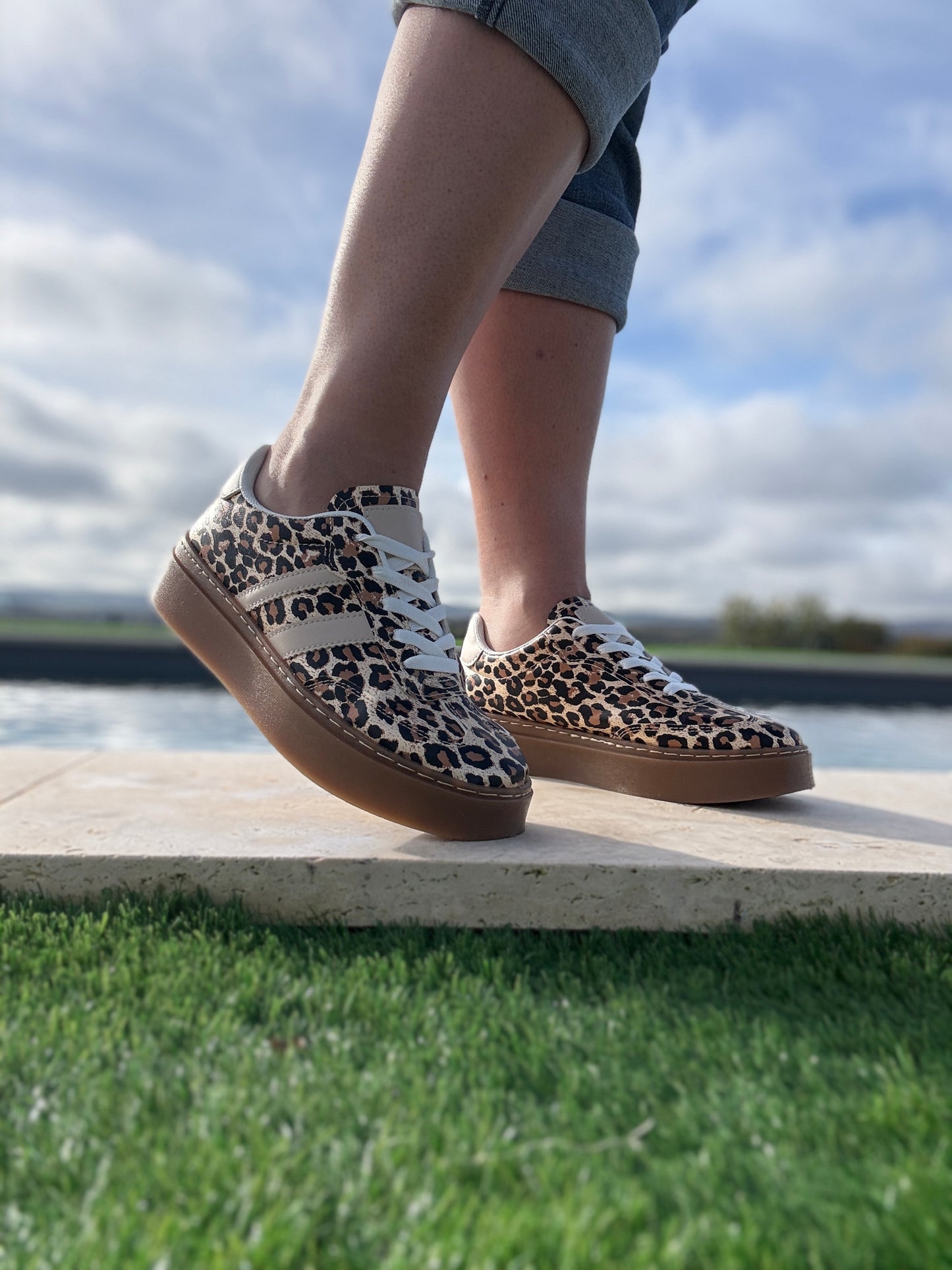 Chaussure baskets basses légèrement compensées motifs léopard avec deux bandes beige style campus