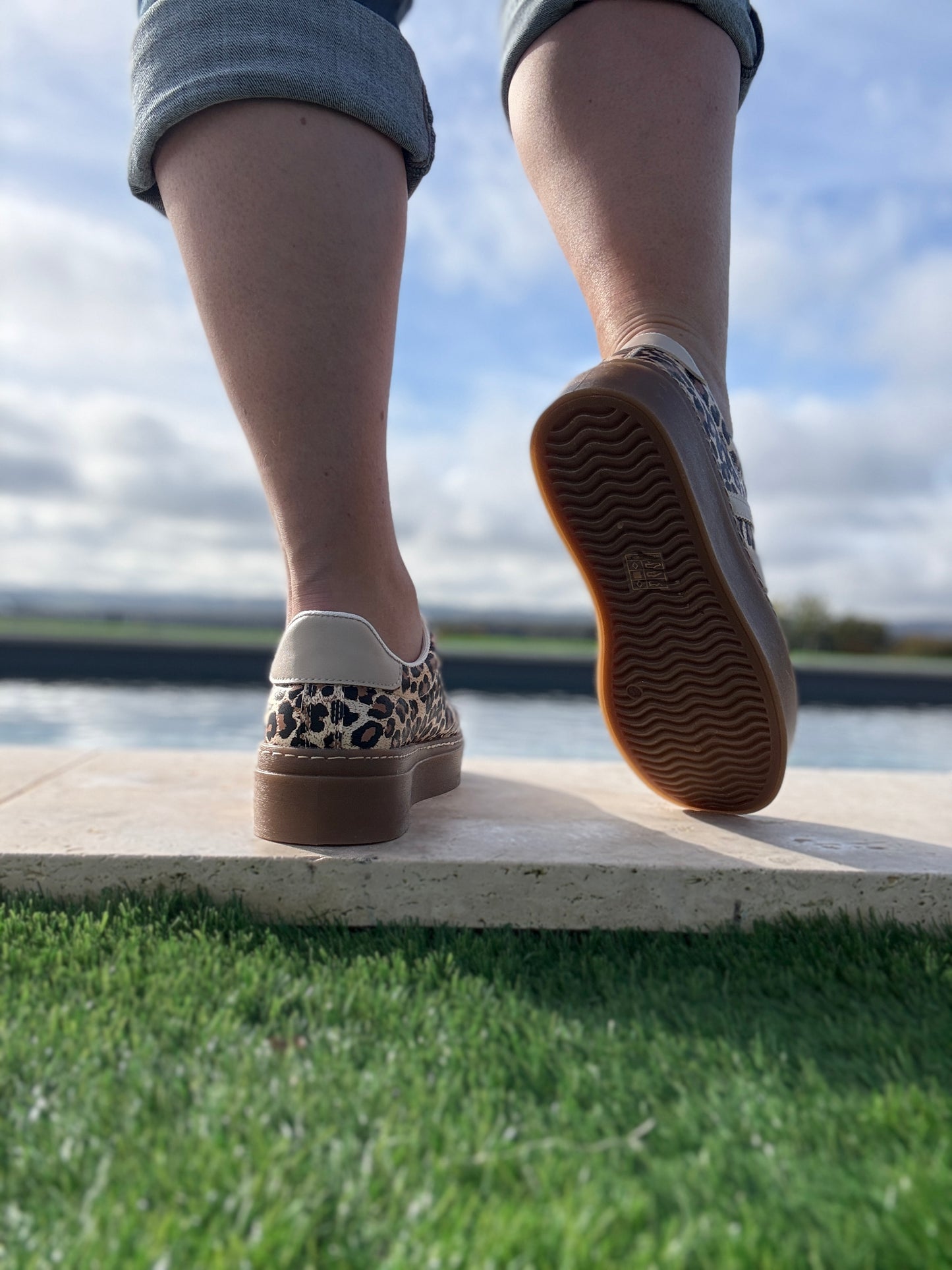 Chaussure baskets basses légèrement compensées motifs léopard avec deux bandes beige style campus