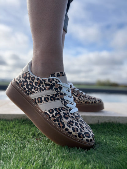 Chaussure baskets basses légèrement compensées motifs léopard avec deux bandes beige style campus