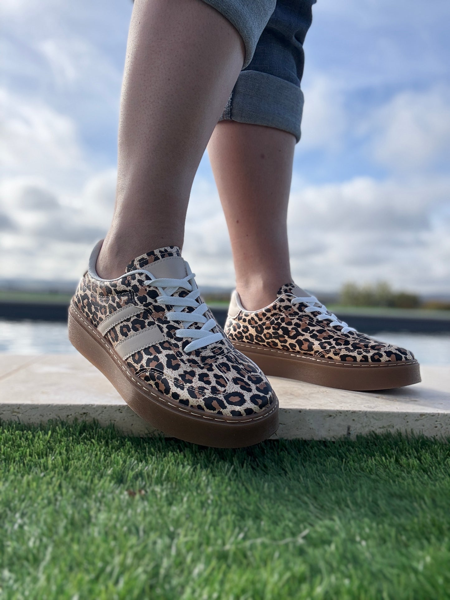 Chaussure baskets basses légèrement compensées motifs léopard avec deux bandes beige style campus