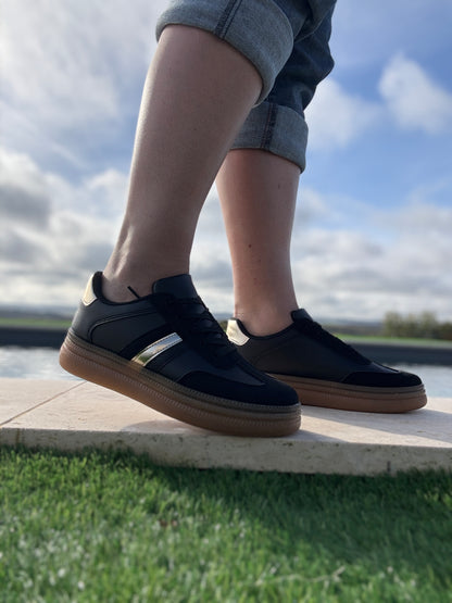 Chaussures baskets basses style sneakers campus noir avec une bande dorée