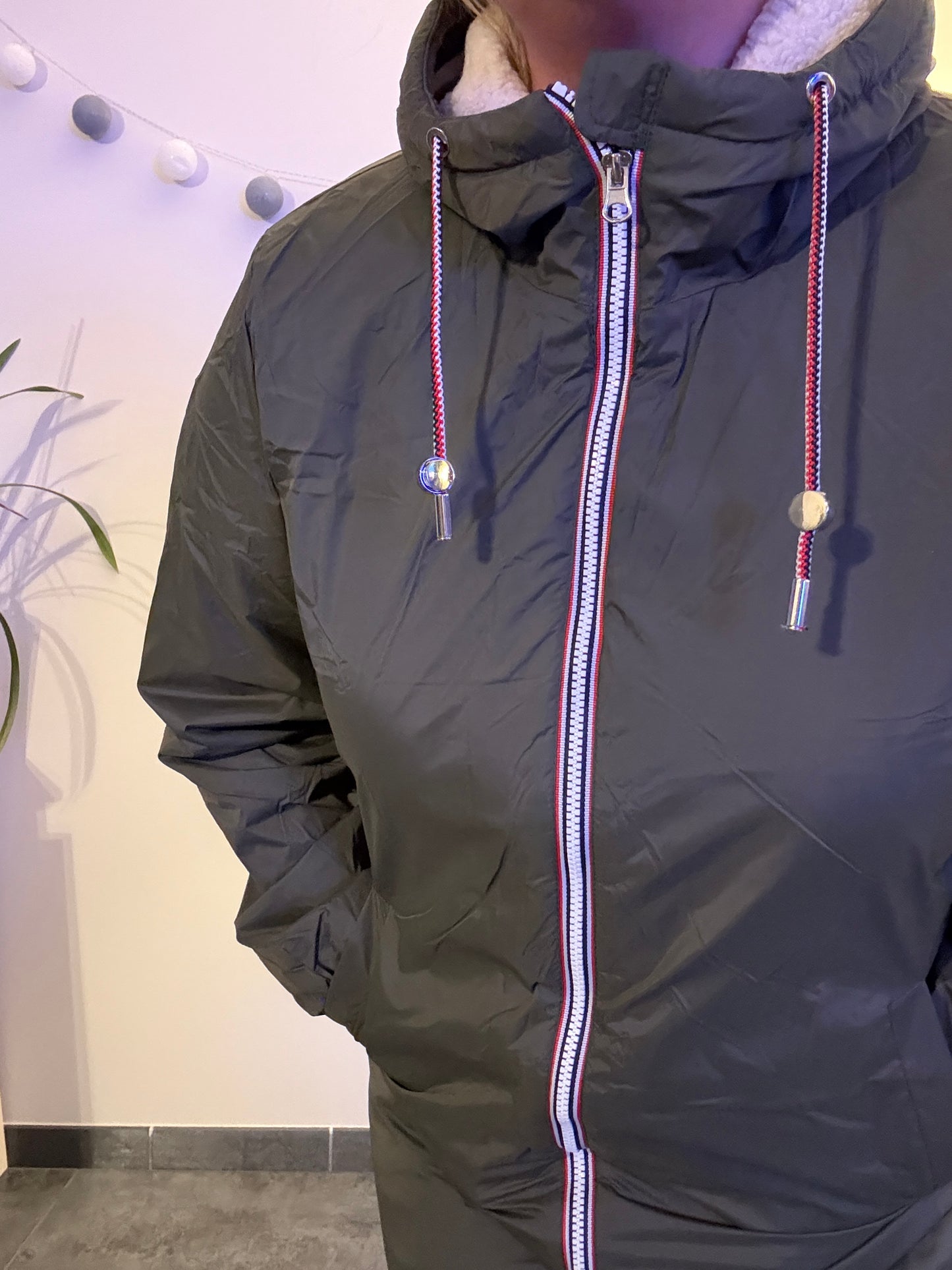 Laura Jo - Imperméable fourré long fausse fourrure kaki intérieur sherpa beige - Curvy