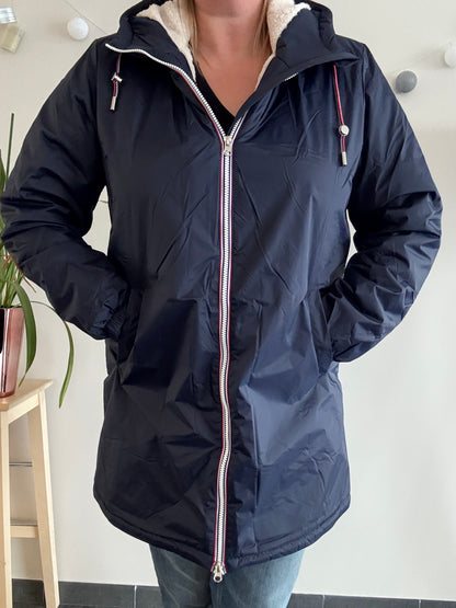 Laura Jo - Imperméable fourré long fausse fourrure bleu marine intérieur sherpa beige - Curvy