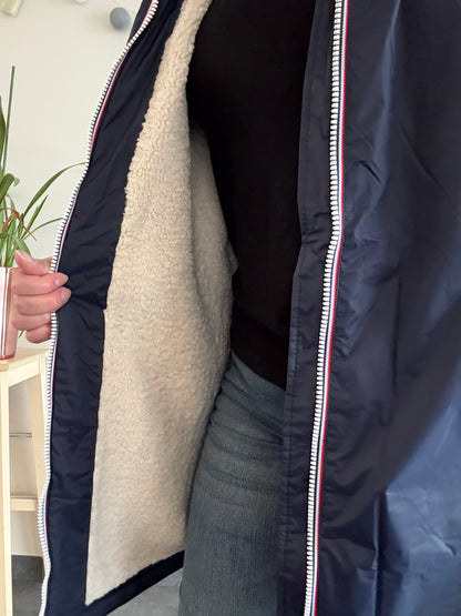 Laura Jo - Imperméable fourré long fausse fourrure bleu marine intérieur sherpa beige - Curvy