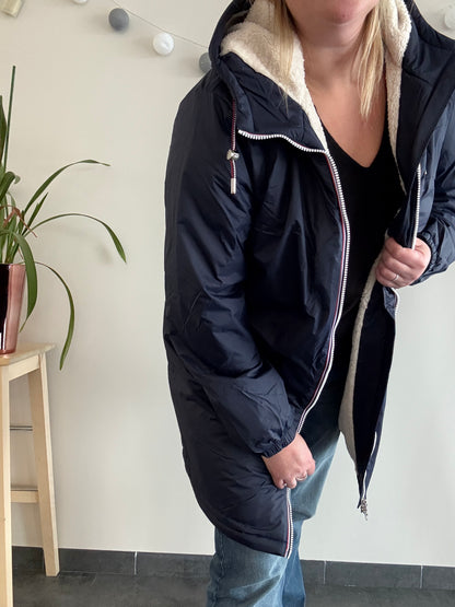 Laura Jo - Imperméable fourré long fausse fourrure bleu marine intérieur sherpa beige - Curvy