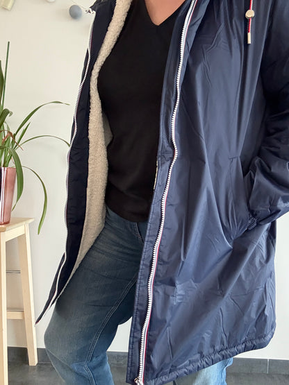Laura Jo - Imperméable fourré long fausse fourrure bleu marine intérieur sherpa beige - Curvy