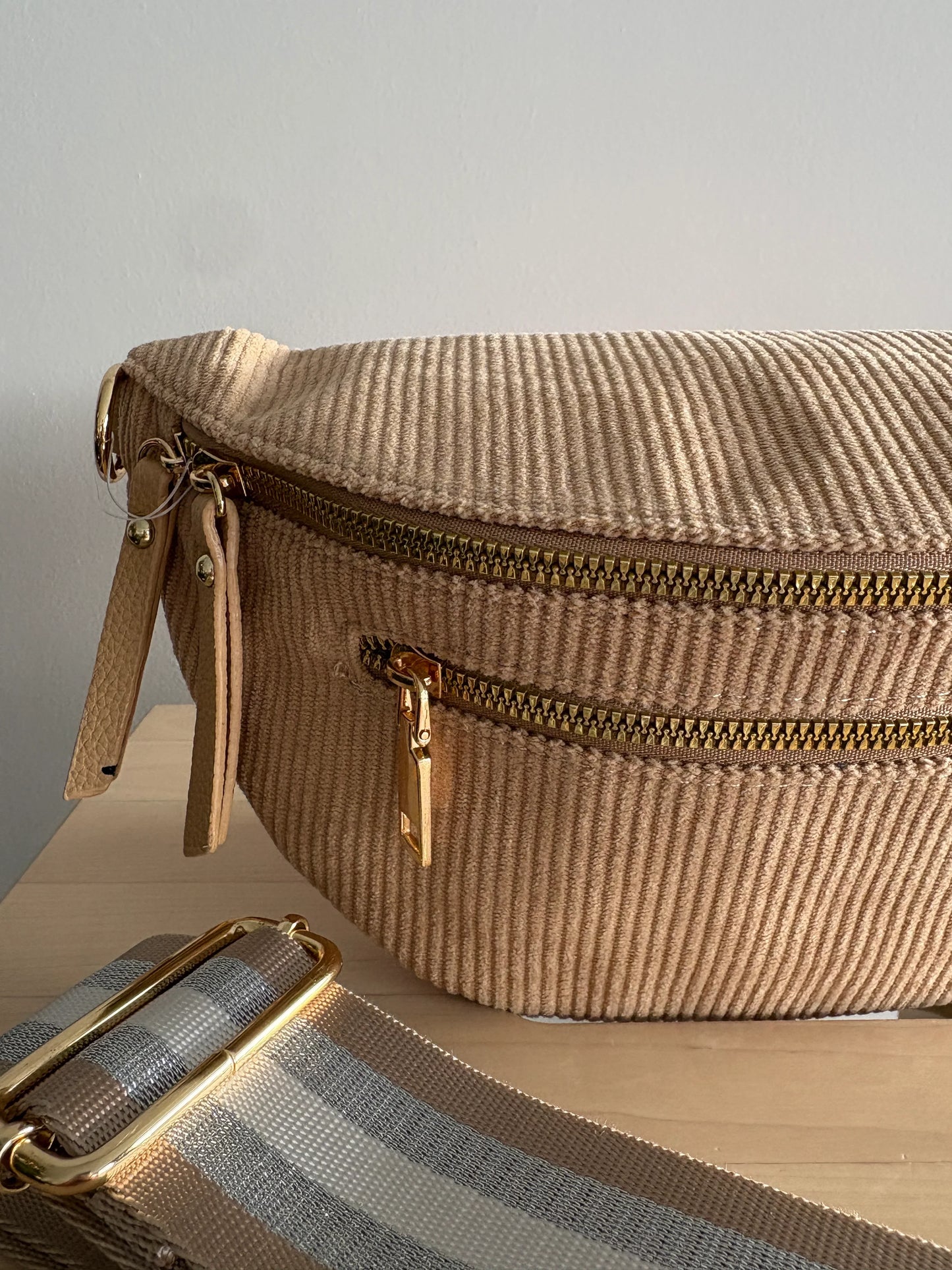 Sac banane velours côtelé 2 poches  taupe sangle fantaisie couleur Marron beige foncé