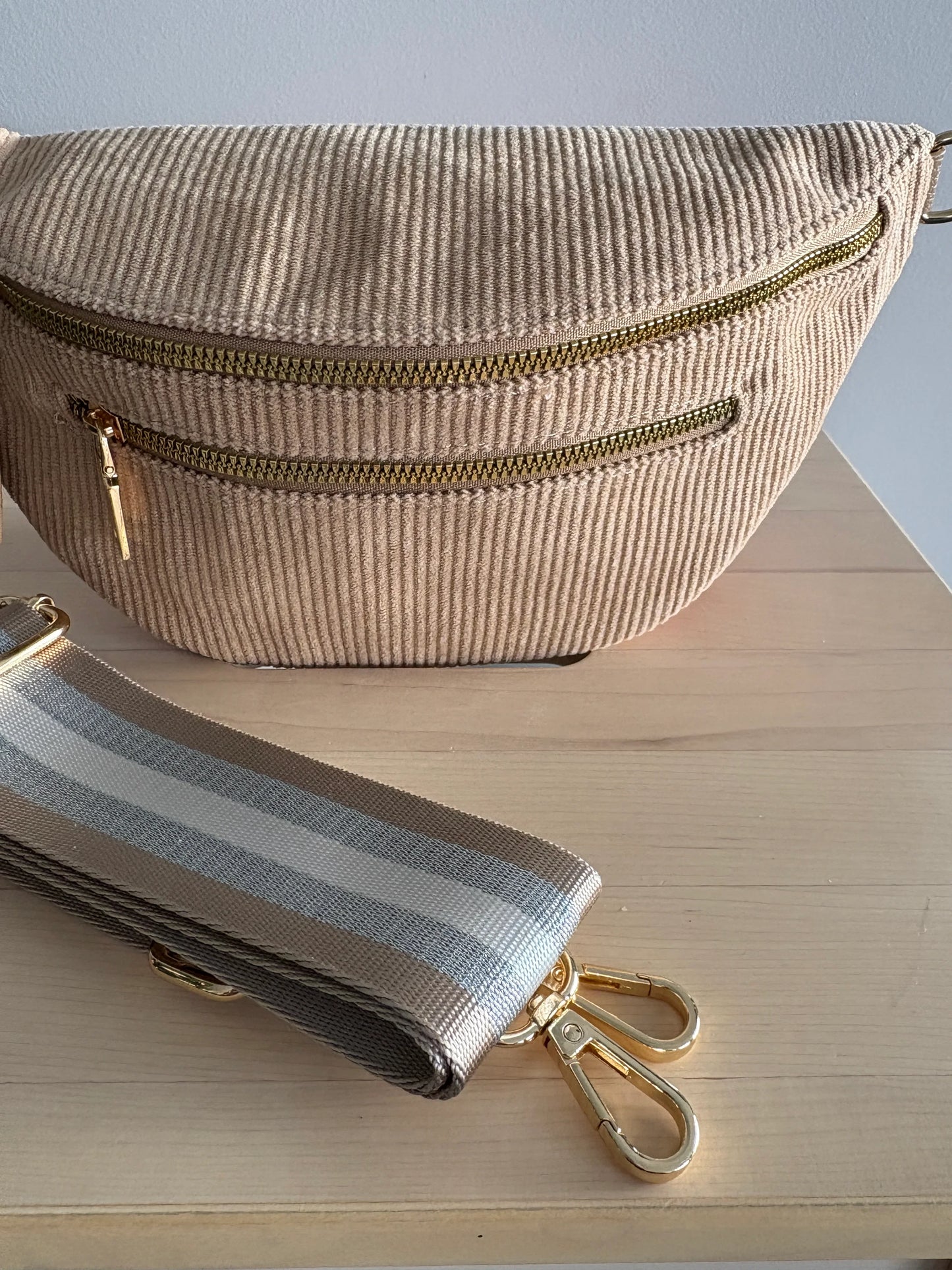 Sac banane velours côtelé 2 poches  taupe sangle fantaisie couleur Marron beige foncé