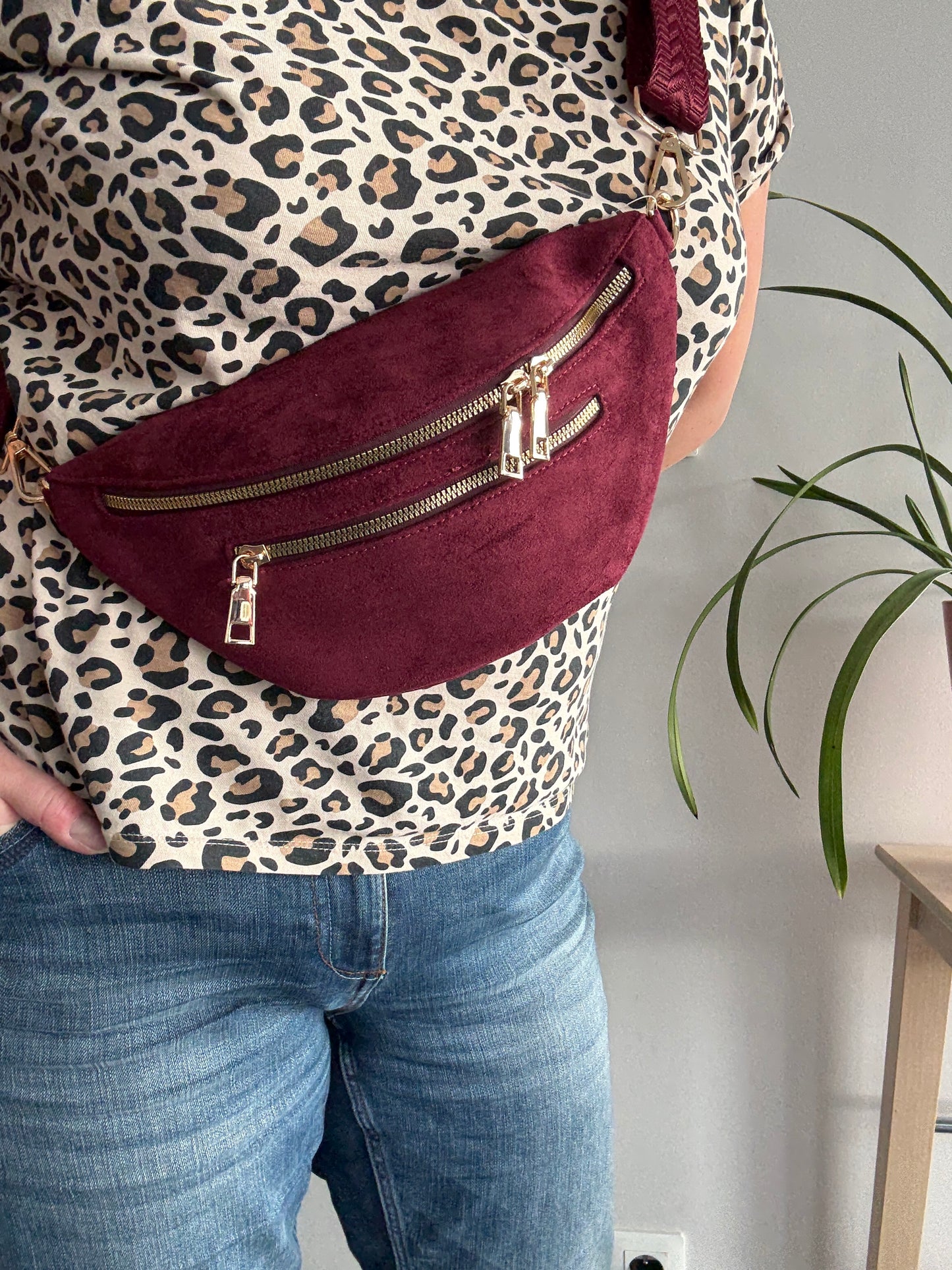 Sac banane toucher daim 2 poches rouge bordeaux sangle fantaisie