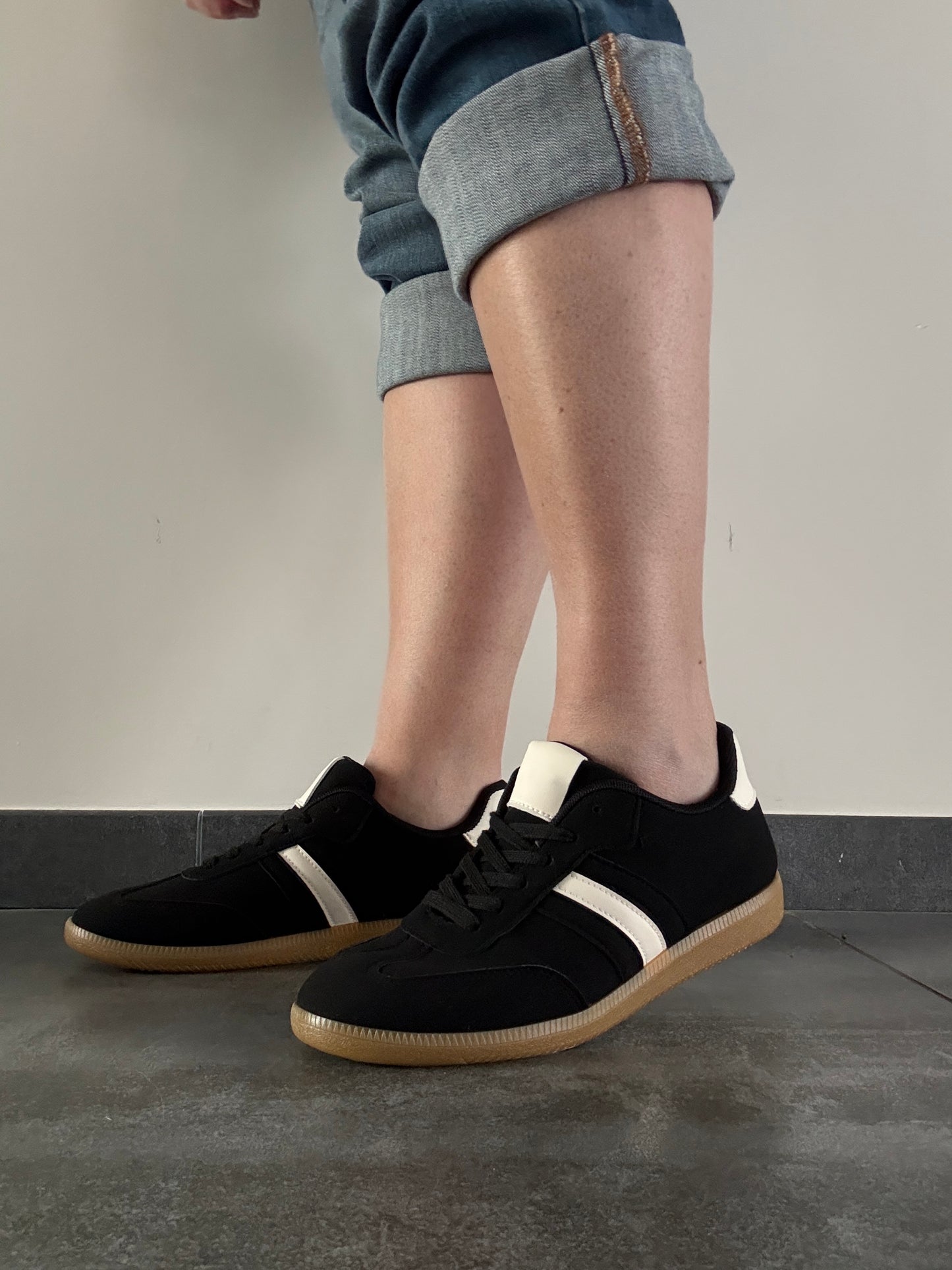 Chaussures baskets basses noires avec bande blanche type sneakers campus