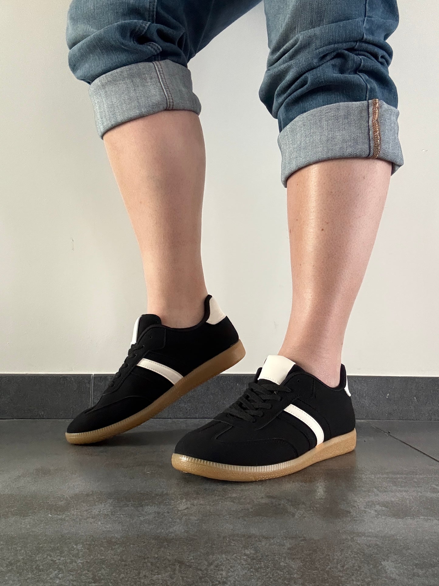 Chaussures baskets basses noires avec bande blanche type sneakers campus