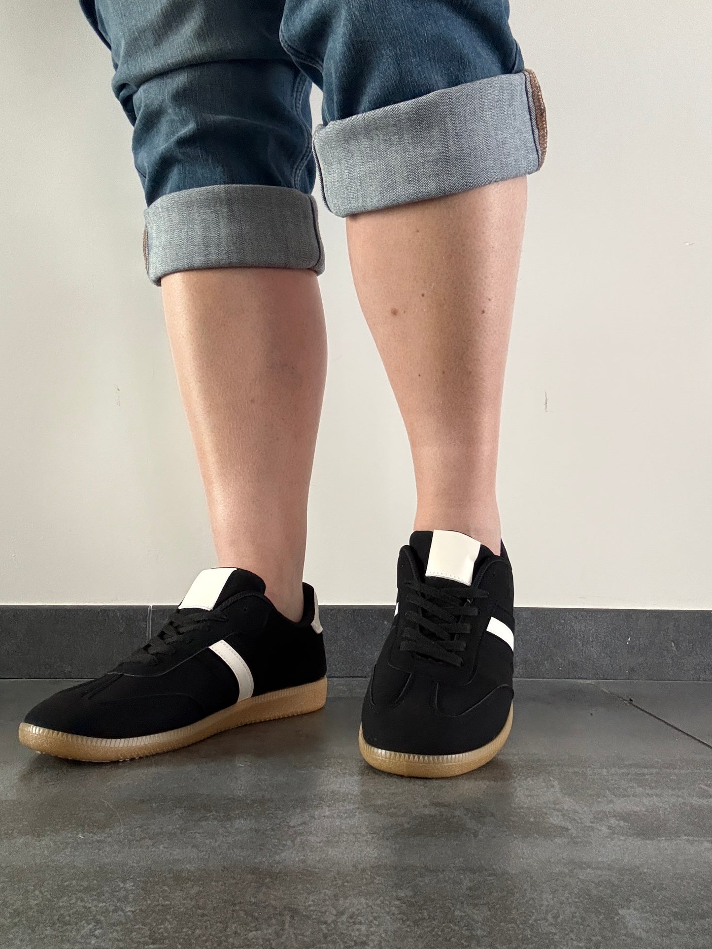 Chaussures baskets basses noires avec bande blanche type sneakers campus