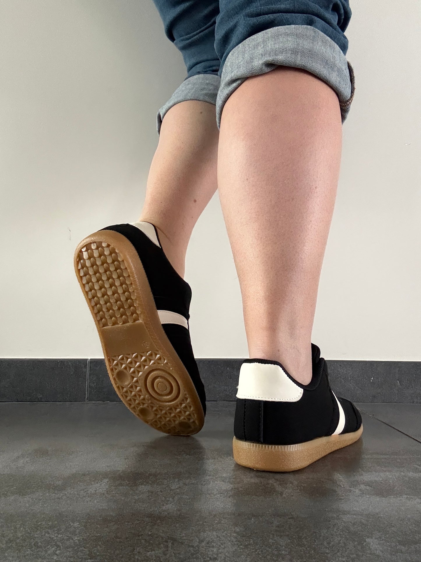 Chaussures baskets basses noires avec bande blanche type sneakers campus