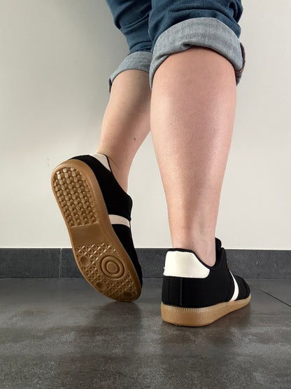 Chaussures baskets basses noires avec bande blanche type sneakers campus