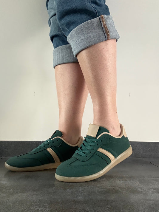 Chaussures baskets basses vert foncé avec bande beige type sneakers campus